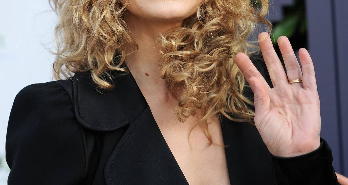 Kyra Sedgwick partage des photos de vacances non filtrées alors qu&rsquo;elle remarque son apparence : « Je m&rsquo;en fiche »