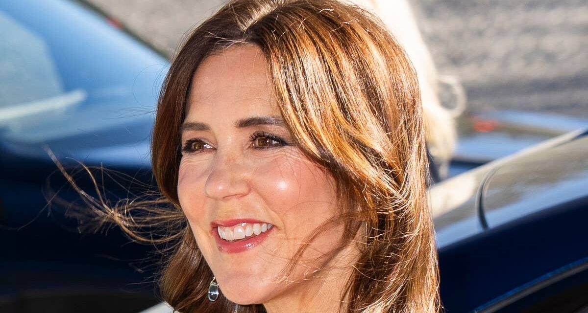 La reine Mary éblouit avec des talons en dentelle Dolce & Gabbana à 900 £ dans la couleur la plus audacieuse