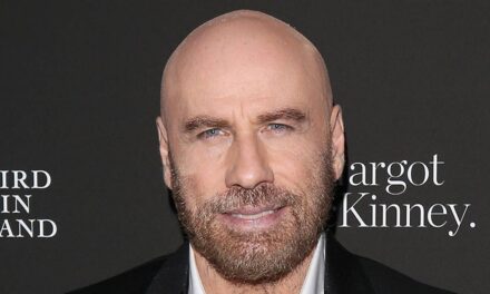 Regardez Ben, le fils intrépide de John Travolta, 15 ans, étourdir les fans avec une vidéo casse-cou