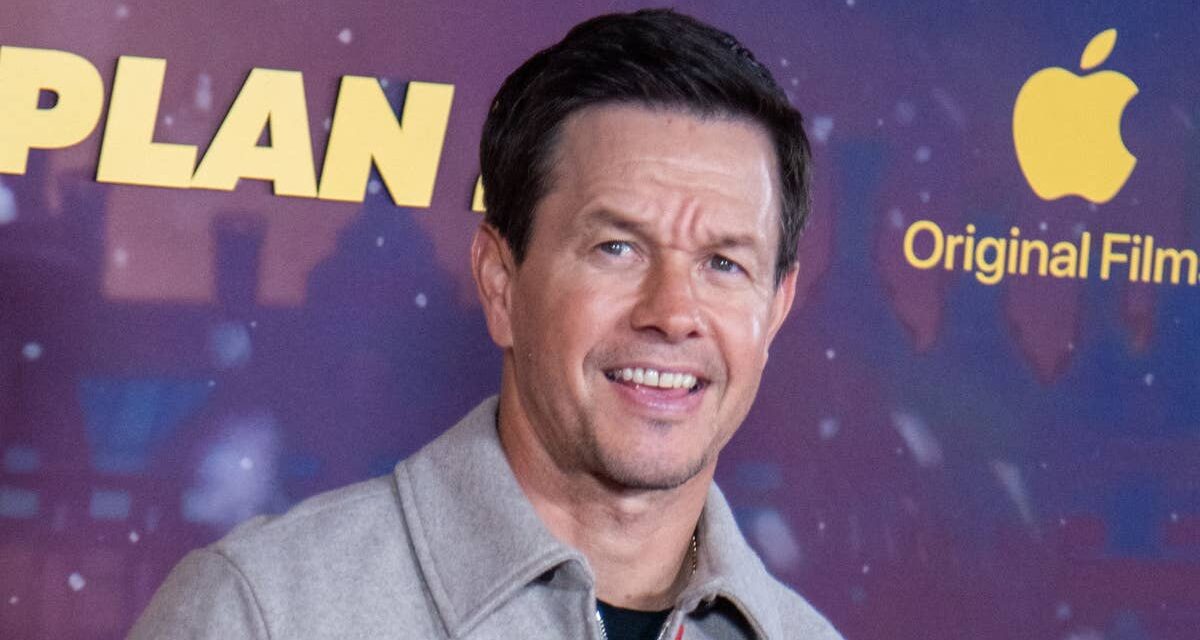 Mark Wahlberg présente un look robuste au milieu d&rsquo;une étape familiale