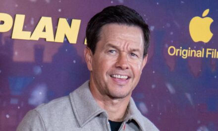Mark Wahlberg présente un look robuste au milieu d&rsquo;une étape familiale