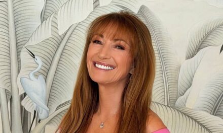 Bond girl, 75 ans, ouvre sa maison à Malibu pour une soirée émouvante avec ses 4 enfants rarement vus