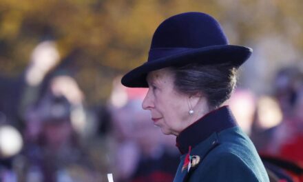 La princesse Anne a l&rsquo;air royale avec un manteau et un chapeau vert émeraude à l&rsquo;aube du service de l&rsquo;Anzac Day