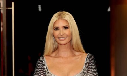 Ivanka Trump montre de longues jambes de mannequin avec une fente audacieuse jusqu&rsquo;aux cuisses