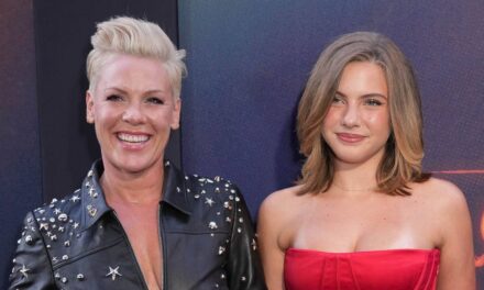 Willow, la fille adolescente de Pink, domine sa mère dans une superbe apparition sur le tapis rouge