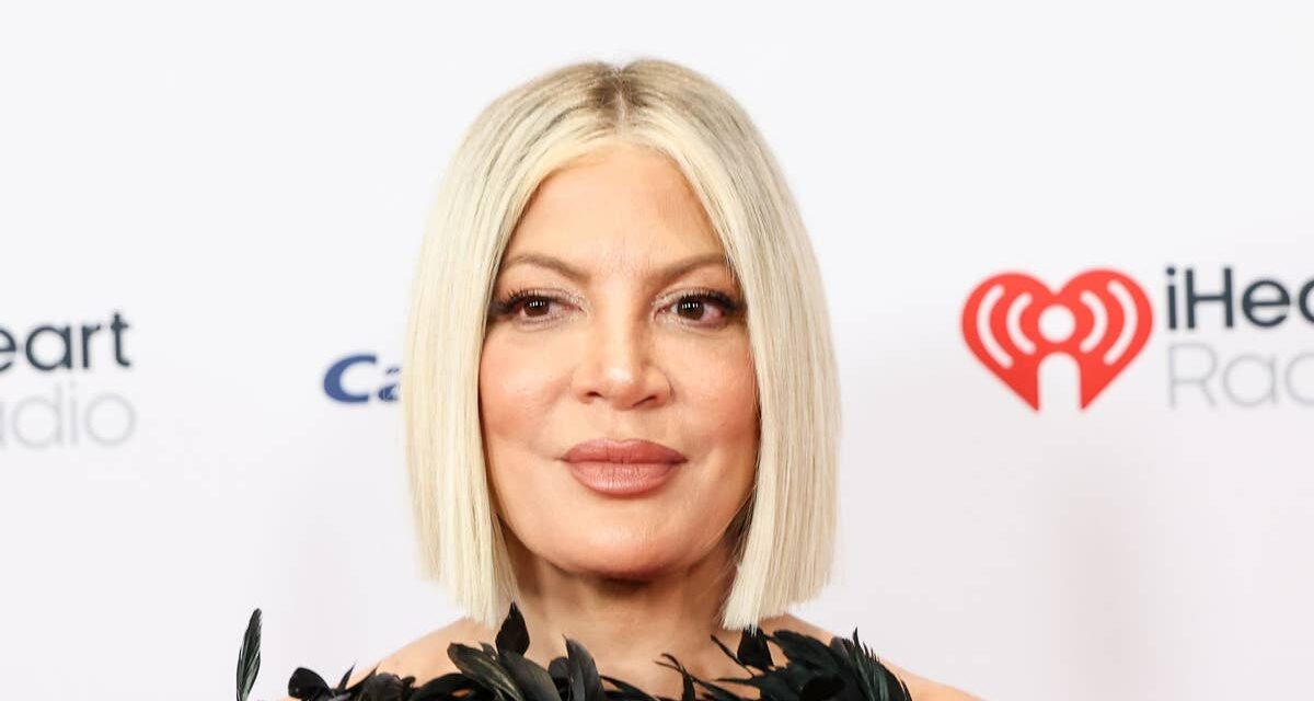 Tori Spelling et quatre de ses enfants hospitalisés après un accident de voiture en Californie