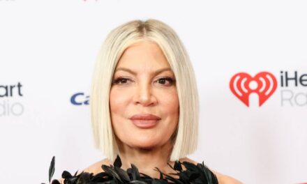 Tori Spelling et quatre de ses enfants hospitalisés après un accident de voiture en Californie