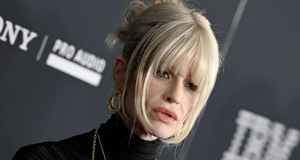 Kelly Osbourne montre une coupe de cheveux super courte des semaines après sa séparation de son fiancé sur de nouvelles photos avec son fils