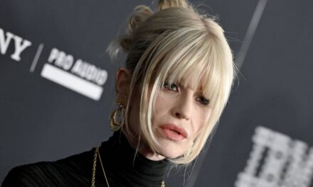 Kelly Osbourne montre une coupe de cheveux super courte des semaines après sa séparation de son fiancé sur de nouvelles photos avec son fils