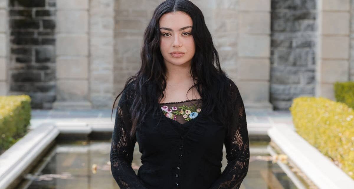 Vous pouvez maintenant acheter le look Galliano d&rsquo;archive de Charli XCX – voici comment
