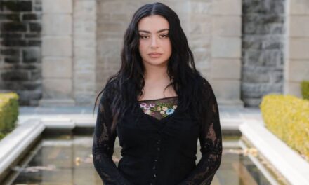 Vous pouvez maintenant acheter le look Galliano d&rsquo;archive de Charli XCX – voici comment