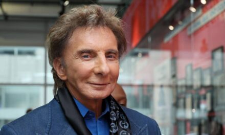 Barry Manilow, 82 ans, fait sa première apparition publique depuis une opération pour un cancer du poumon