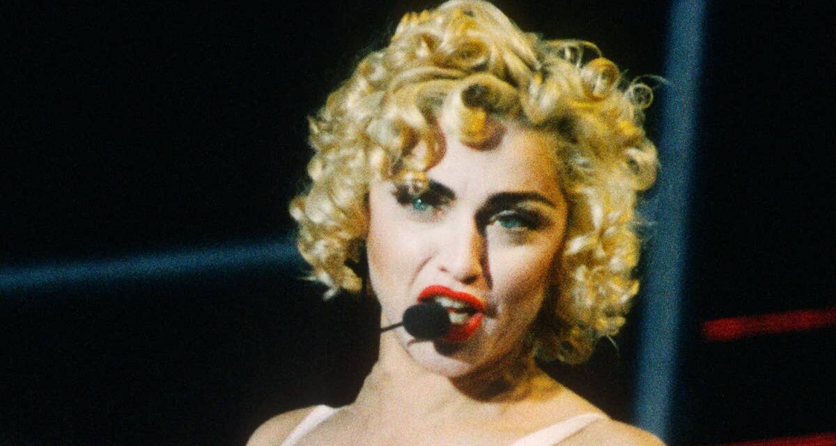 La transformation saisissante de Madonna au fil des années : du bustier emblématique aux cheveux noirs audacieux