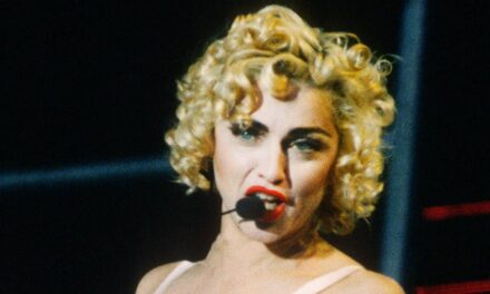 La transformation saisissante de Madonna au fil des années : du bustier emblématique aux cheveux noirs audacieux