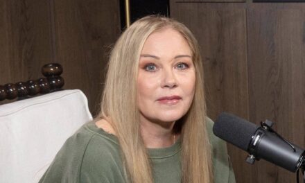Christina Applegate hospitalisée alors que la bataille en cours contre la SEP prend une tournure douloureuse