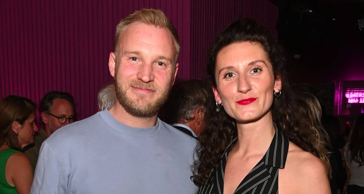 La star de Bridgerton, Bessie Carter, promet de « cesser de sortir avec des drapeaux rouges » après la séparation choc de Sam Phillips