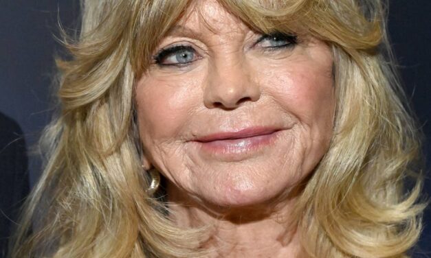 Goldie Hawn éblouit dans une robe « nue » à 80 ans