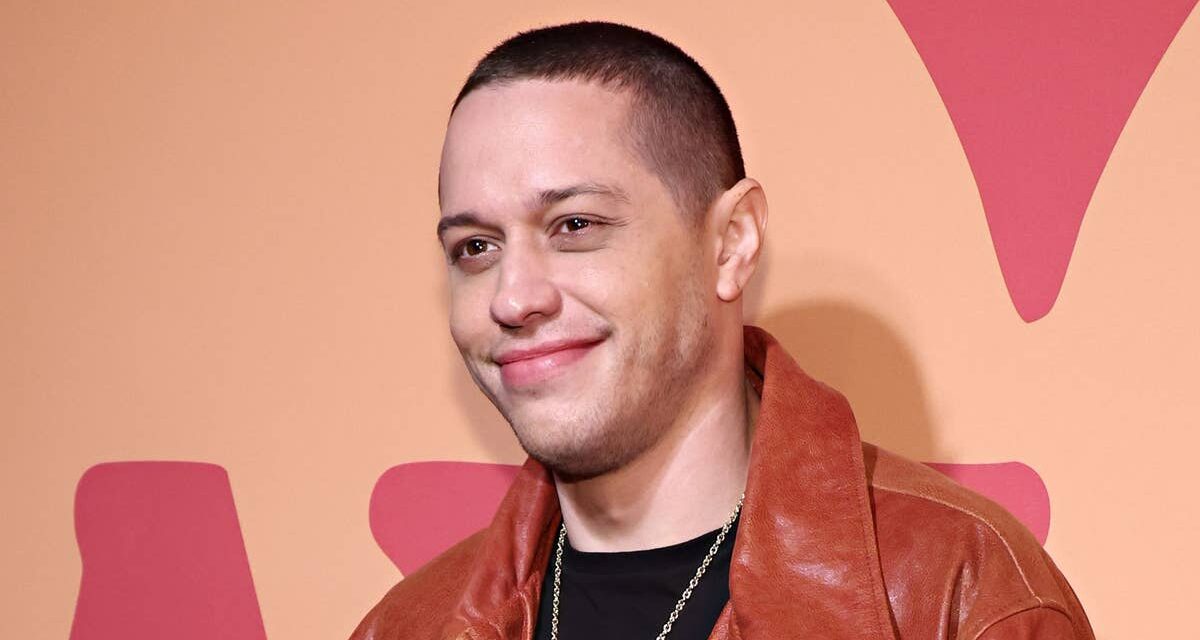 Le nouveau papa Pete Davidson est presque méconnaissable sur les photos des coulisses de Las Vegas