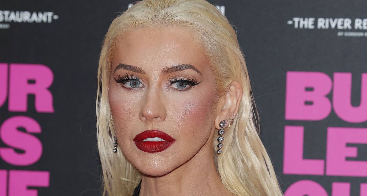 Christina Aguilera fait tourner les têtes avec une transformation spectaculaire de ses cheveux lors d&rsquo;un rendez-vous étoilé avec son fiancé