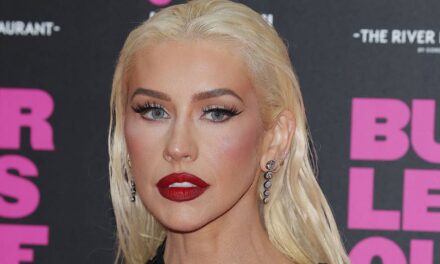 Christina Aguilera fait tourner les têtes avec une transformation spectaculaire de ses cheveux lors d&rsquo;un rendez-vous étoilé avec son fiancé