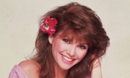 La star de Dallas, Victoria Principal, 76 ans, étourdit les fans avec un look intemporel sur une photo franche