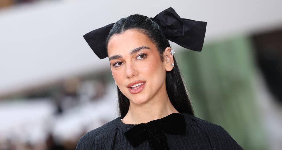 Dua Lipa se transforme en Barbie dans une petite bralette et une veste cintrée rose
