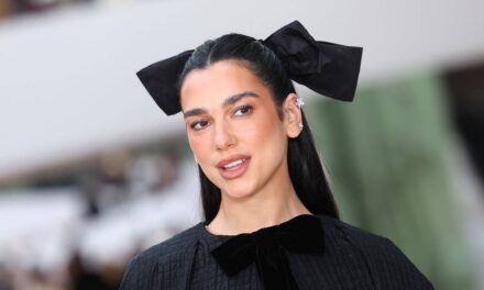Dua Lipa se transforme en Barbie dans une petite bralette et une veste cintrée rose