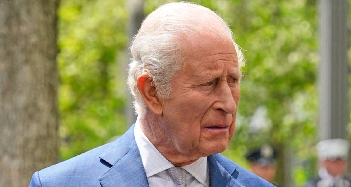 Le roi Charles s&rsquo;incline dans un geste poignant au mémorial du 11 septembre – regardez