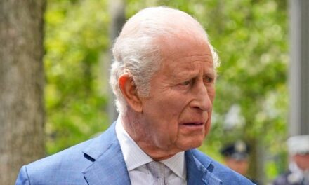 Le roi Charles s&rsquo;incline dans un geste poignant au mémorial du 11 septembre – regardez