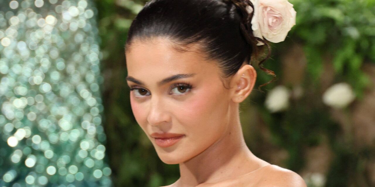 Kylie Jenner rend les fans fous alors qu&rsquo;elle affiche des abdominaux incroyables au bord de la piscine