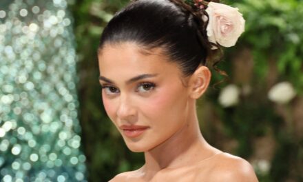 Kylie Jenner rend les fans fous alors qu&rsquo;elle affiche des abdominaux incroyables au bord de la piscine