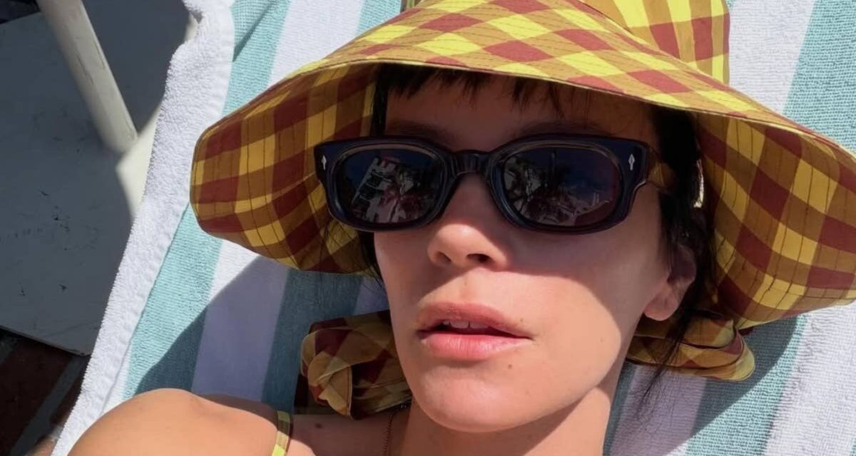 Lily Allen est toutes jambes dans un maillot de bain tueur qui vous laissera sans voix