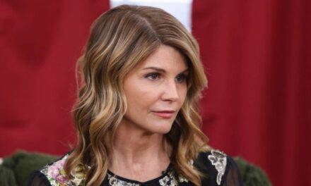 Lori Loughlin a des fans qui font une double prise avec une transformation capillaire majeure