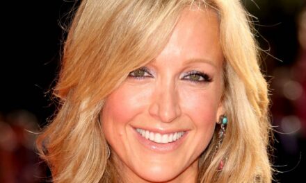 Lara Spencer est une bombe de plage à 56 ans en maillot de bain « sauvage » avec des détails super flatteurs