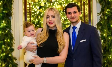 L&rsquo;adorable fils de Tiffany Trump imite son grand-père lors d&rsquo;une rare apparition publique