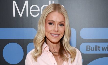 Kelly Ripa révèle quel piercing corporel audacieux elle est tentée de se faire