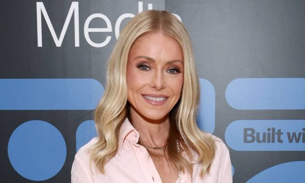 Kelly Ripa interpelle un invité célèbre en direct à l&rsquo;antenne pour un dysfonctionnement de sa garde-robe : « Vous pouvez voir vos caleçons »