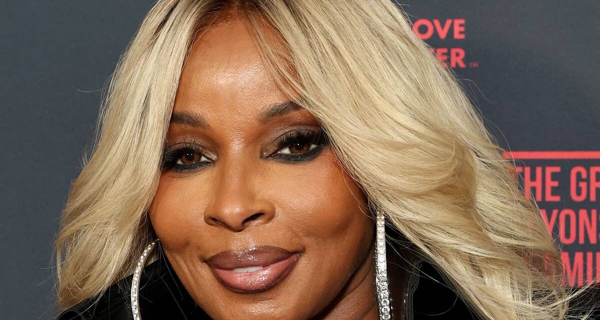 Mary J. Blige, 55 ans, montre un physique impressionnant dans un costume décolleté
