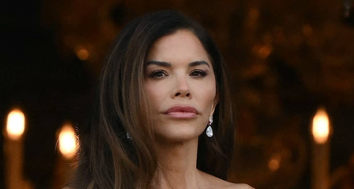 Lauren Sanchez fait tourner les têtes dans une robe noire plongeante lors du dîner d&rsquo;État du roi Charles et de la reine Camilla