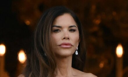 Lauren Sanchez fait tourner les têtes dans une robe noire plongeante lors du dîner d&rsquo;État du roi Charles et de la reine Camilla