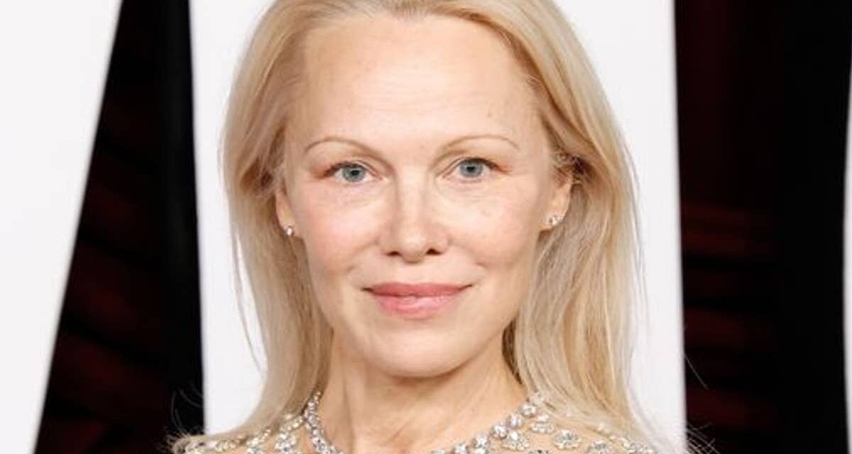 Pamela Anderson modèle des jeans moulants à 58 ans et est l&rsquo;égérie de style ultime