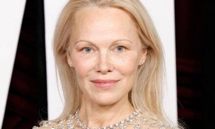 Pamela Anderson modèle des jeans moulants à 58 ans et est l&rsquo;égérie de style ultime