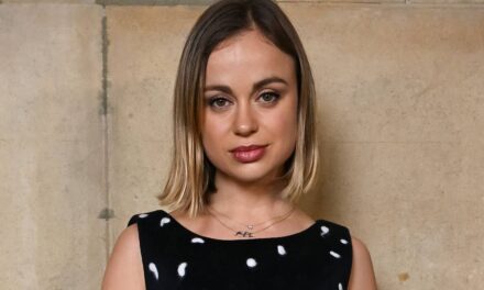 La cousine du prince Harry, Lady Amelia Windsor, est toute en jambes alors qu&rsquo;elle montre un bronzage impeccable dans une mini-jupe printanière