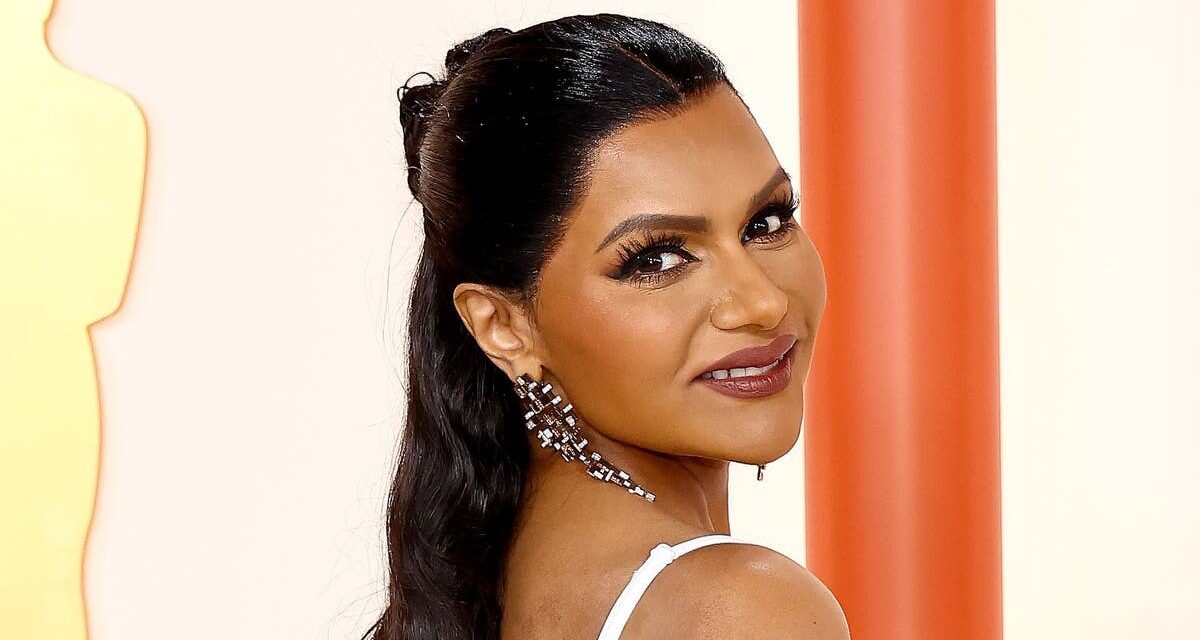 Mindy Kaling étourdit en maillot de bain blanc chic sur les photos d&rsquo;une escapade familiale à la plage