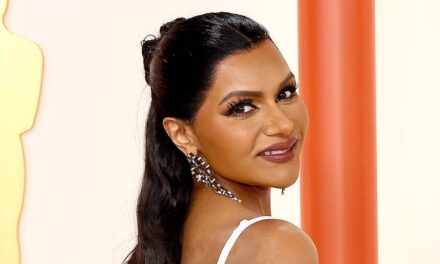Mindy Kaling étourdit en maillot de bain blanc chic sur les photos d&rsquo;une escapade familiale à la plage