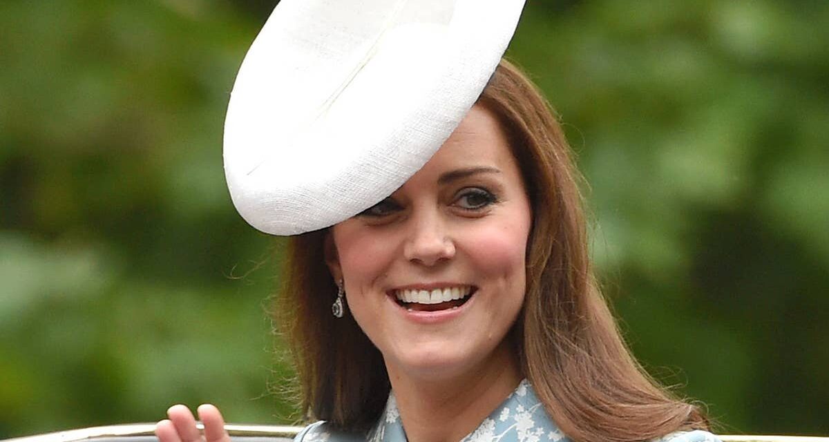 Kate Middleton arborait sa robe la plus occupée – 1 mois après la naissance de la princesse Charlotte