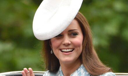 Kate Middleton arborait sa robe la plus occupée – 1 mois après la naissance de la princesse Charlotte