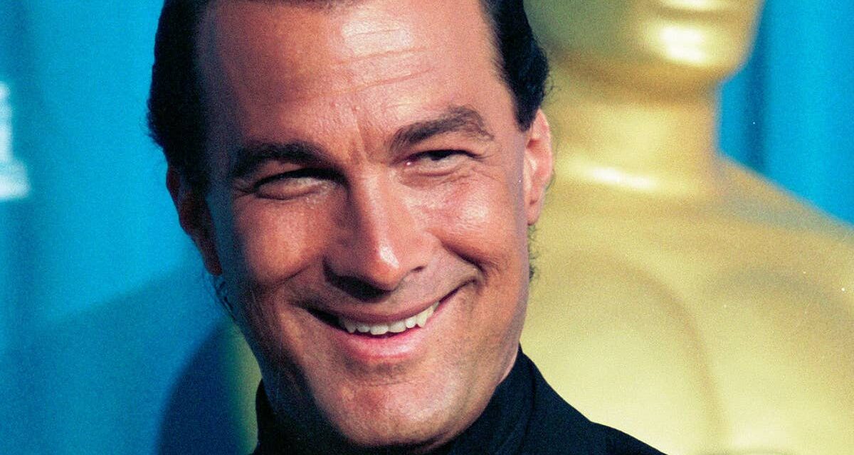 La star d&rsquo;action des années 80, Steven Seagal, 74 ans, a toujours l&rsquo;air incroyablement jeune