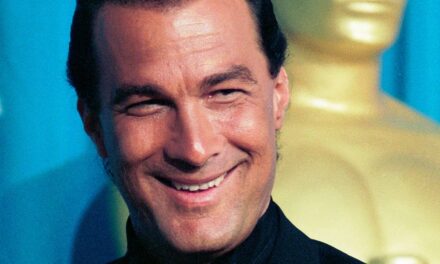 La star d&rsquo;action des années 80, Steven Seagal, 74 ans, a toujours l&rsquo;air incroyablement jeune