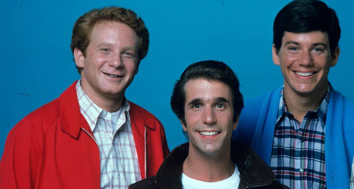 La star de Happy Days, Henry Winkler, rend les fans fous alors qu&rsquo;il rencontre le célèbre rockeur pour un moment légendaire